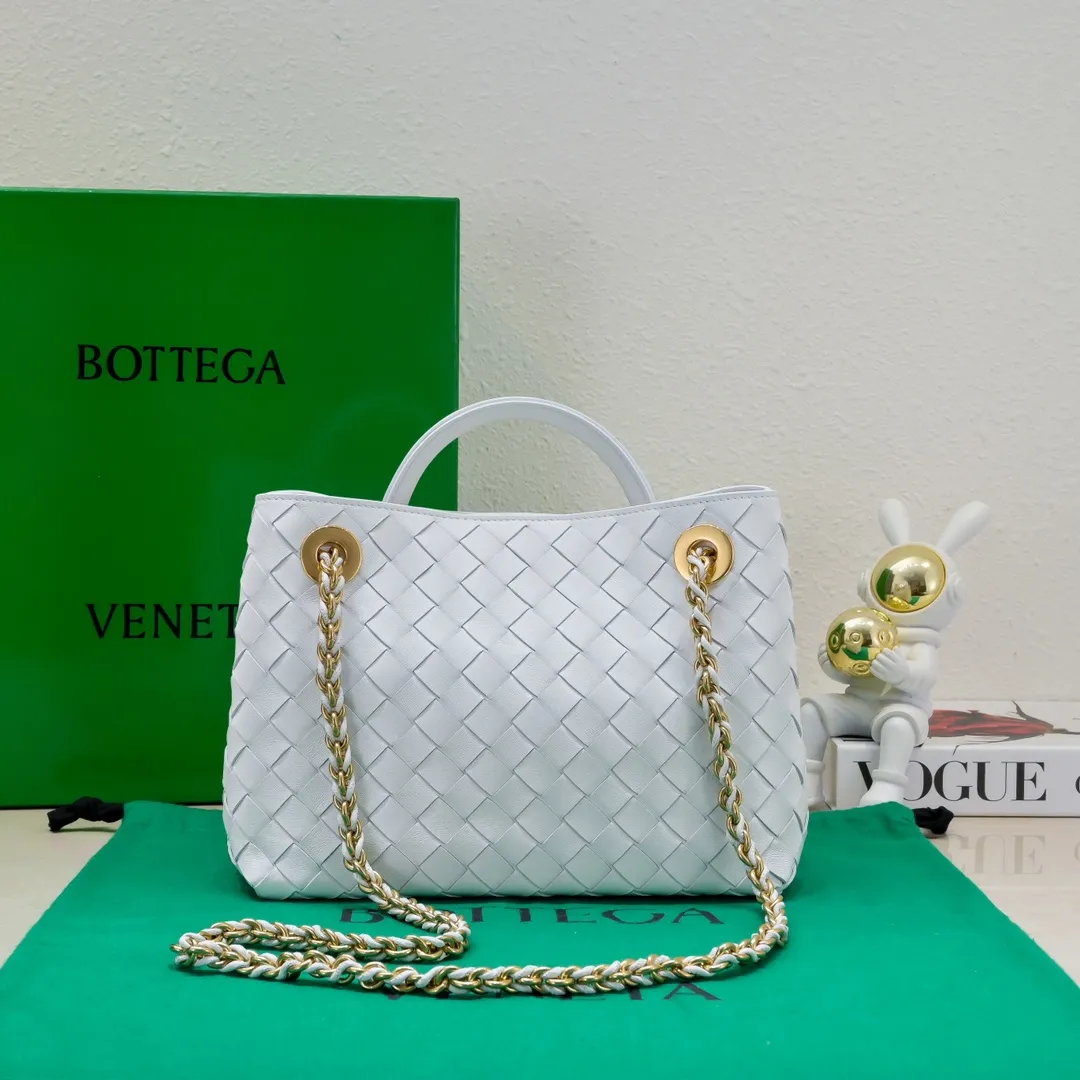 Batch 1960 BOTTEGA VENETA 2024 spring and summer new small ANDIAMO chain bag is also available! 🔥🔥I believe many friends have been waiting for a long time. The metallic chain adds a touch of sophistication to the original softness and elegance of Andiamo. The collision of classic craftsmanship and elegance creates a different kind of beauty. Style number: 6008 Size: 25*22*10.5cm